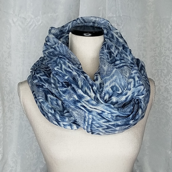 Forever 21 Accessories - Forever 21 Infinity Scarf